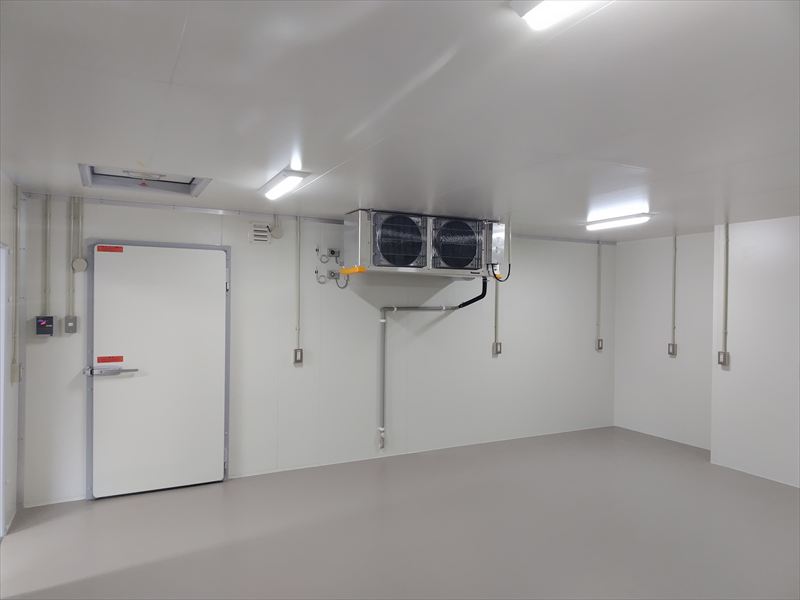 +4℃冷蔵室の様子。奥に見える扉は-20℃冷凍室への入り口です。