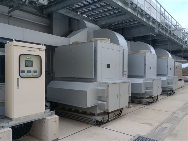 設置した当社製制御盤と、お客様の外調機が並んでいる様子